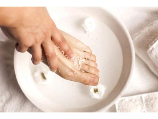 1. Agua con sal<br/>La sal contribuye a la remoción de la piel muerta, una frecuente depositaria de los hongos. Debes mezclar el agua y la sal hasta lograr una mezcla totalmente diluida. Remojar las zonas afectadas durante aproximadamente 20 minutos.<br/>