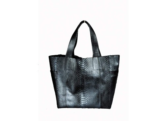 En la combinación clásica de total black no puede faltar, un Resort tote bag en tono neutral para hacer el perfect match
