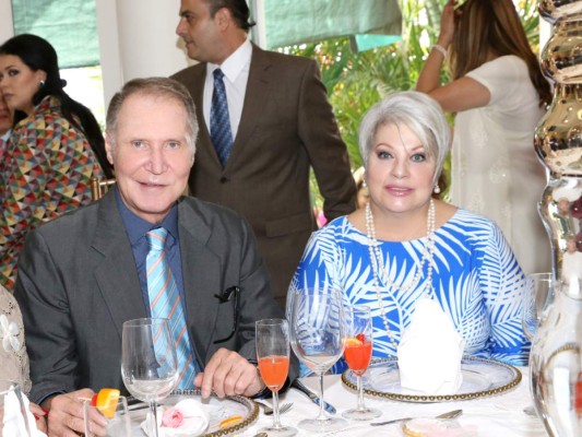 Javier y Viviana Guevara bautizan a su hija Ariana Sofía