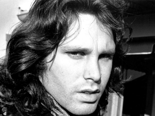 Jim Morrison. El icónico vocalista de The Doors, es uno de los músicos que cambió la historia del género. Su muerte el 3 de julio de 1971 a la edad de 27 años, dejó muchas dudas, Morrison fue encontrado sin vida en la bañera de su apartamento a causa de un paro cardiáco ocasionado por el abuso de sustancias no confirmadas, la heroína pudo haber sido una de ellas según versiones