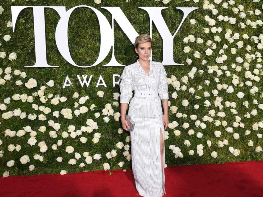 Scarlett Johansson en un conjunto de Michael Kors