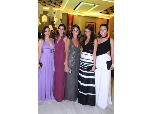 Alejandra Handal, Adriana Bendaña, Camila Chicas, Carol Zummar y Maria Stephania.