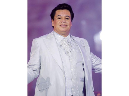 El ahora fallecido Juan Gabriel fue detenido durante ocho horas en 2005 por cargos de evasión fiscal, mientras que varios empresarios cercanos al cantante se concentraban en reunir 380 mil dólares requeridos como fianza.