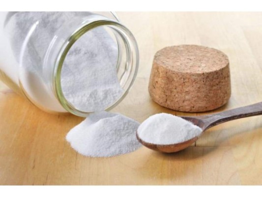 4. Bicarbonato de sodio<br/>Puedes poner bicarbonato de sodio dentro de los calcetines y zapatos para absorber la humedad. Además puedes aplicar una pasta de bicarbonato de sodio y agua directamente en la uña afectada y dejar reposar por al menos 10 minutos antes de enjuagar. Repite esto varias veces al día hasta que el hongo desaparezca.<br/>