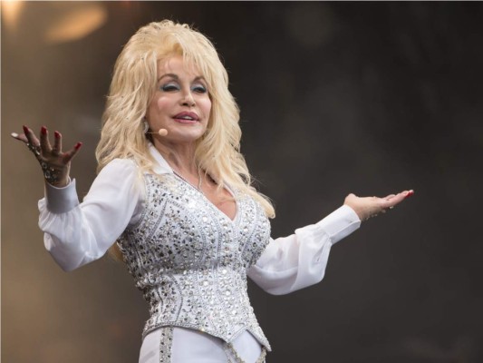La cantante de música country Dolly Parton tiene asegurado cada uno de sus pechos por 300 mil dólares lo que ha hecho más famoso a su abultado busto.