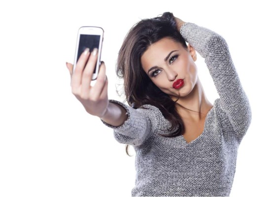 2. Cuida tu imagen en las redes. Antes de postear cada foto piensa si las personas que te quieren se sentirían orgullosa de ti a través de esa imagen. ¿Te gustaría que tus hijos o tu madre vieran las fotos que estás publicando? Asegúrate de que así sea.