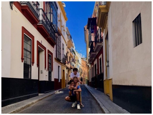 Romeo, Cruz y Harper posando en una de las calles del centro de la ciudad Sevillana