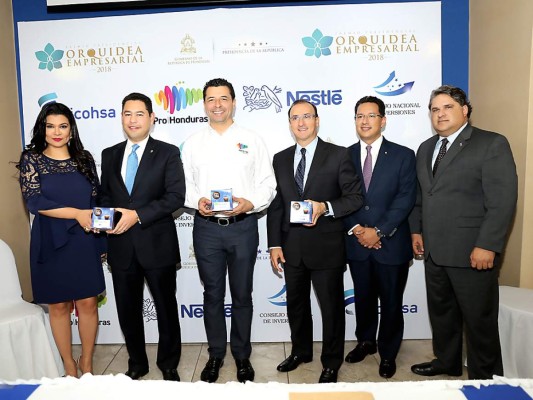 Entrega de Premio Presidencial Orquídea Empresarial a Emgahsa