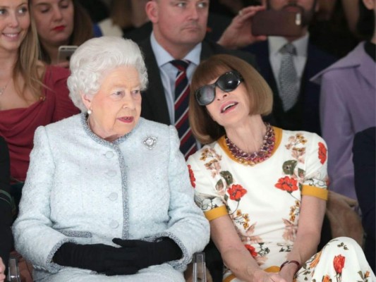 La Reina Isabel II y Ana Wintour<br/>¡Un dúo que no esperamos! La Reina Isabel II hizo una aparición sorpresa en el London Fashion Week de 2018, en el que compartió con la destaca editora de Vogue, Anna Wintour.<br/>