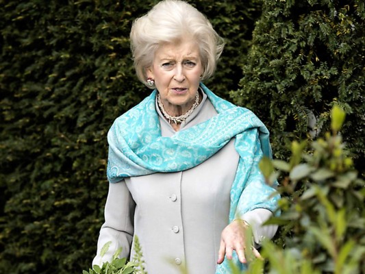 Alexandra de Kent. Nadie se le escaba a, Felipe de Edimburgo siempre llegó muy lejos en cuanto sus infidelidades, sin importarle absolutamente nada más que su deseo de divertirse. Una de sus amantes fue la princesa Alexandra de Kent la prima hermana de Isabel II, 11 años menor que la soberana y dama de honor de la Reina en su boda con el Duque de Edimburgo.