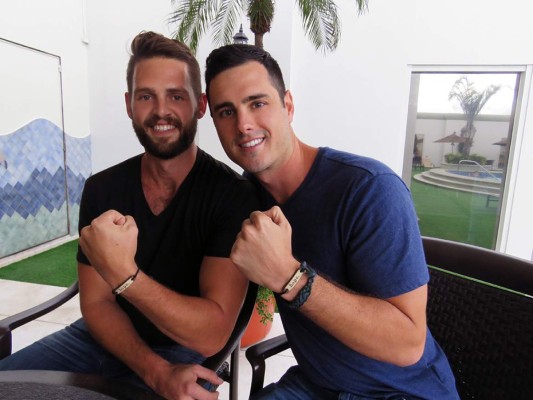 Riley Fuller y Ben Higgins promoviendo los brazaletes artesanales HOPE, a beneficio de Humanity and Hope Foundation