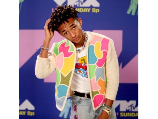 Jaden Smith solo en casa les gusto, llego con un estilismo informal y colorido