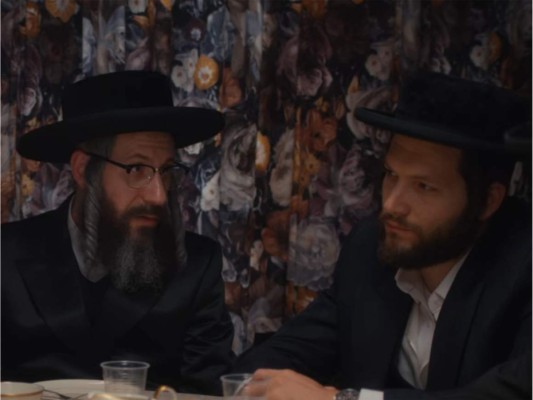 6. El idioma<br/>Al ser parte de la comunidad Satmar de Williamsburg, en Brooklyn, Nueva York, los personajes hablan yidis, un idioma propio que mezcla alemán y hebreo y que en la serie se ha respetado.