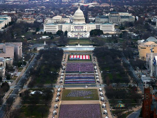 El National Mall ha sido tapizado con miles de banderas que ondearán durante el discurso de Joe Biden, que se anunció durará entre 20 y 30 minutos, el doble del pronunciado por el mandatario saliente, Donald Trump, que duró 16 minutos. (Photo by Joe Raedle / POOL / AFP)