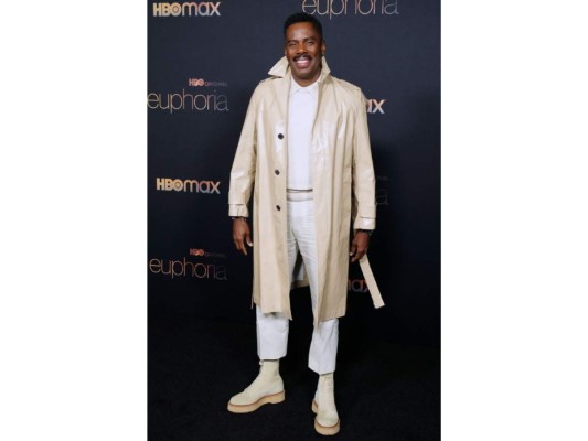 Colman Domingo<br/>El actor asistió vistiendo de Saint Laurent con tonos neutros, donde resaltaba el color crema y el blanco. Una camisa blanca de cuello, unos pantalones del mismo color acompañado de un coat color crema finalizando con unas botas de plataforma súper de acorde con la totalidad de su outfit, dándole un look exquisitamente limpio. <br/>