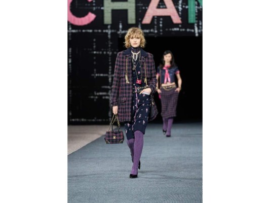 Confirmada la temporada del tweed en la pasarela de Chanel Otoño/invierno 2022