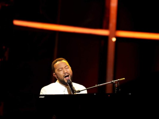 Con un 'Para Chrissy', John Legend tocó en su piano la canción 'Never Break'.