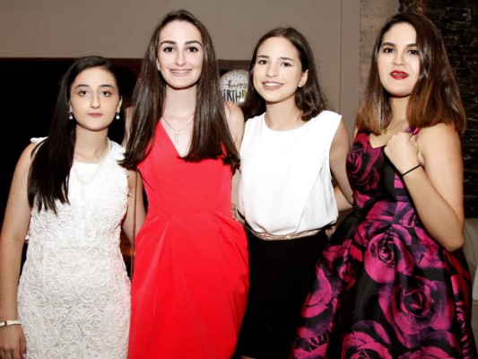 Fiesta para celebrar los 15 años de Paola Isaias