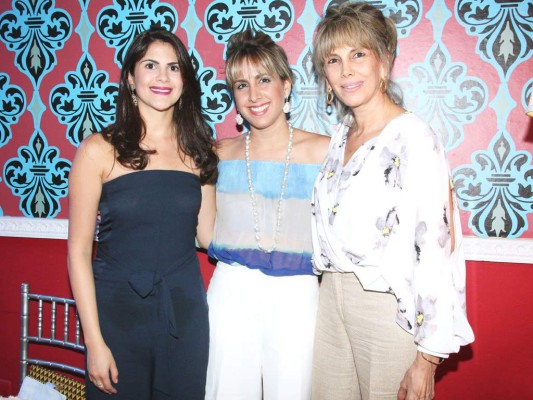 Natalie Canahuati, Tania Burbara y Patricia Canahuati.