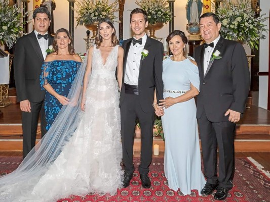 Eduardo Interiano y Lucía Chicas celebran boda eclesiástica