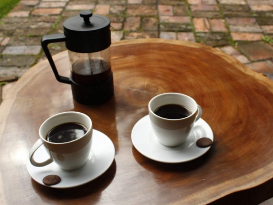 En los adultos, la Efsa concluye que la cantidad máxima de cafeína que se puede consumir sin problemas es un máximo de dos tazas (de 200 miligramos) de café al día.