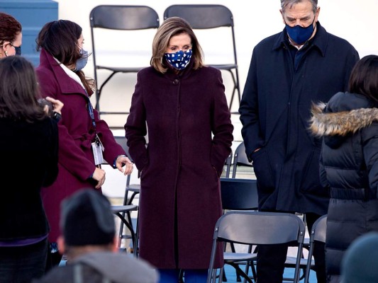 La portavoz de la Casa Blanca Nancy Pelosi supervisa los preparativos de la ceremonia inaugural (Photo by SAUL LOEB / AFP)