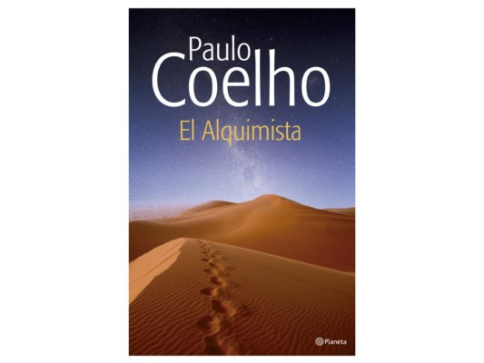 El Alquimista, Paulo Coelho. Considerado ya un clásico, este preciado libro relata las aventuras de Santiago, un joven pastor andaluz que un día emprende un viaje por las arenas del desierto en busca de un tesoro. Lo que empieza como la búsqueda de bienes mundanos se convertirá en el descubrimiento del tesoro interior. Publicado en 1988, esta es una obra simbólica que, según Coelho, es el único lenguaje que nos puede ayudar a alcanzar el 'alma del mundo', o como el psicólogo Carl Jung llamó el ‘inconsciente colectivo’. Una obra definitiva que te inspirará a perseguir tus sueños.