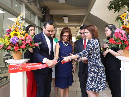 María Steffania Bendeck, Carlos Campos, Hilda Hernández, Marlon Brevé y Rosalphina Rodríguez durante el corte de cinta (Fotografías Hector Hernández)