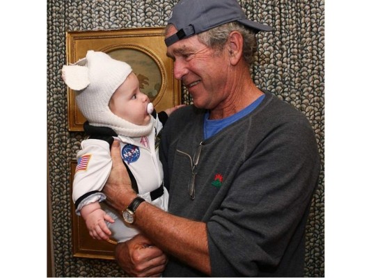 Mila Hager. El expresidente George W. Bush se une a la celebración con su nieta.