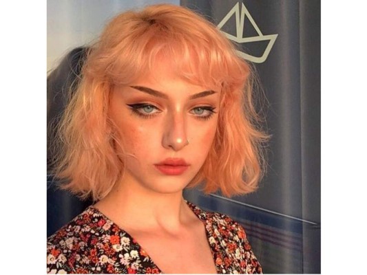 Light coral, este tono requiere una decoloración total y es mejor hacerla con un experto, en este caso será una ligera transición entre el rubio y una mezcla de un rosa