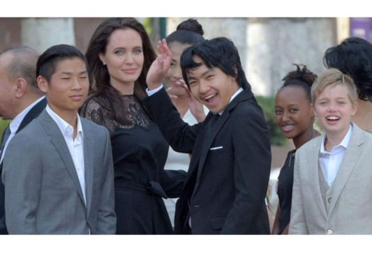 Angelina Jolie de visita con sus hijos en Camboya