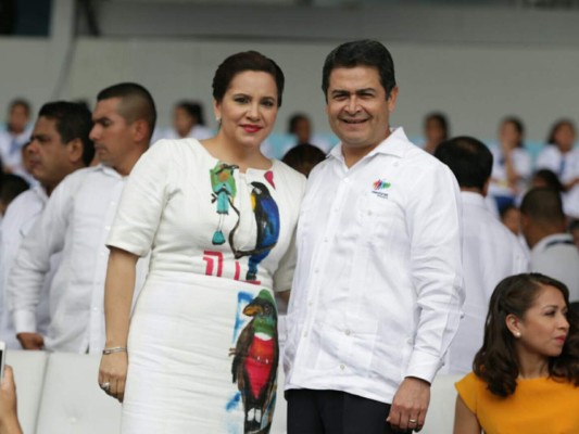 La pareja presidencial Ana y Juan Orlando Hernández. El presidente de Honduras llevó una guayabera con el logo de Marca País de Carlos Campos, diseñador hondureño radicado en Nueva York.