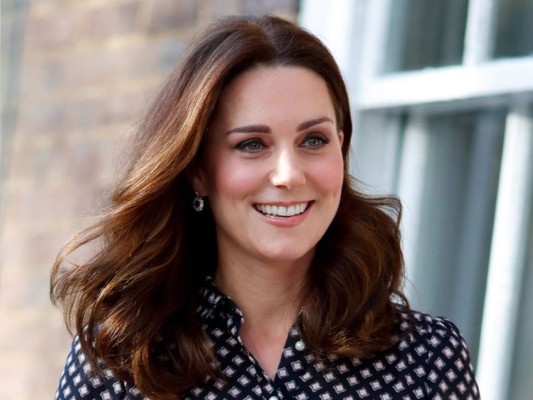 Kate Middlenton da un paseo en familia vestida de ZARA