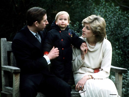 Charles, William y Diana, quien siempre tuvo carisma para los pequeños, incluso trabajó como niñera y maestra antes de convertirse en princesa