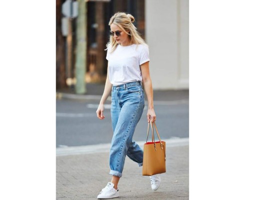 La camiseta blanca. Nunca está fuera de temporada. Una manera original de usar este tipo de looks, es tratar de diversificar las prendas que le acompañen para que puedas sentirte cómoda y asistir al ambiente que decidas
