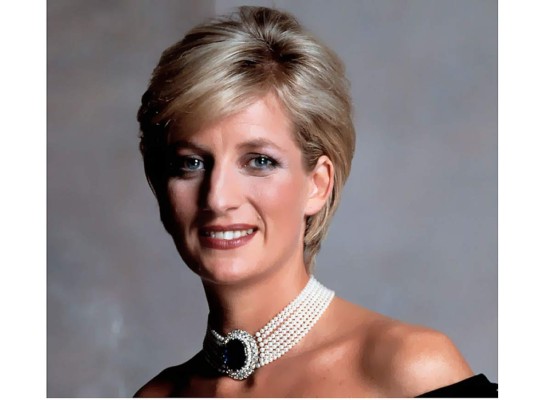 La Princesa Diana tuvo un espantoso accidente de automóvil en el cual lamentablemente falleció junto a su pareja de ese entonces quien iba manejando el carro.
