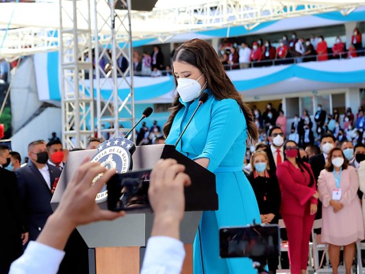 La nieta mayor de la presidenta, Irene Melara robó cámaras con su carisma y su look fresco compuesto por un dress coat color turquesa