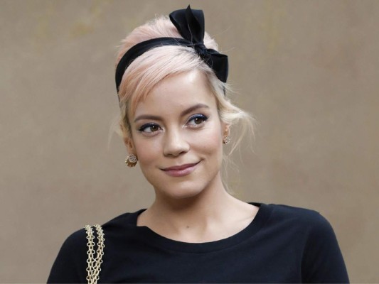 Cuando una fan solo trató de acercarse a Lily Allen, la cantante británica la agredió con golpes sin ninguna razón.
