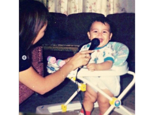 Christian Nodal nació el 11 de enero de 1999 en Caborca, una localidad ubicada al noreste de Sonora en México. Desde sus 4 años de edad demostró talento para el canto participando en varios concursos, pues su familia estaba integrada por músicos y cantantes profesionales.