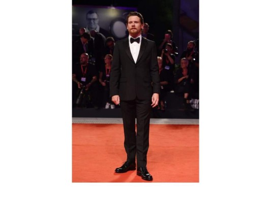 Jack O'connell<br/><br/>Un esmoquin clásico llevando conjunto con un corbatín o moño <br/>