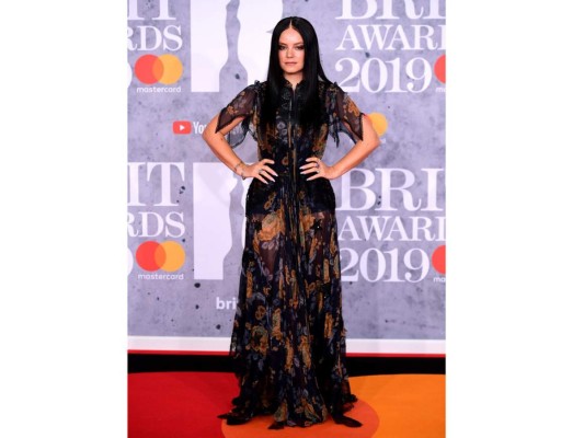 Lily Allen parecía directamente un miembro de la ‘Familia Adams’ con este diseño con estampado floral de Coach.