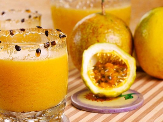 Maracuyá<br/>Una fruta que se consume con frecuencia más que todo en refresco. ¿A quién no le encanta? Es deliciosa pero lo que no sabías es que contiene unas 100 calorías por cada 100 gramos. Aun así, contiene muchos minerales, buenos para el organismo, como el calcio, hierro y fósforo.<br/>
