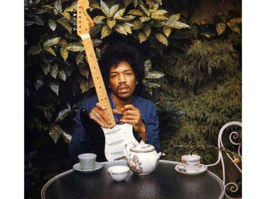 Jimi Hendrix<br/>La foto fue tomada en su patio trasero por su novia Monika Danneman en 1970. Murió al día siguiente de una asfixia causada por el uso y mezcla de barbitúricos.<br/>