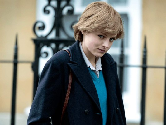¿Quién es Emma Corrin? La intérprete de Diana de Gales nació en diciembre de 1995 en Royal Tunbridge Wells, Reino Unido. Su trayectoria en la pantalla se remite a pequeños papeles en 2019 en la serie Grantchester y debutó ese mismo año con un papel protagonista en Pennyworth y en la gran pantalla con la cinta Misbehaviour. A sus 24 años Emma debuta en este papel que se convierte en el mayor reto de su incipiente carrera. Según informaron medios ingleses hace unos días, Corrin pidió a los guionistas que añadieran escenas explícitas de bulimia para representar la batalla que lady Di libraba contra ese trastorno. ‘No creo que debamos rehuir esas conversaciones; Diana fue muy sincera sobre su experiencia con la bulimia y eso lo admiro’, dijo la actriz a Radio Times.<br/><br/>