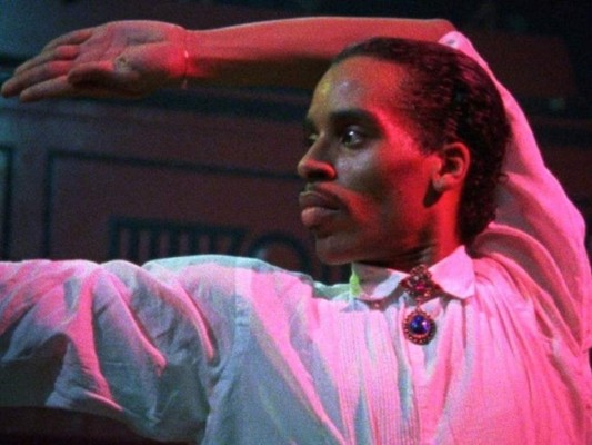 Paris is burning: un documental que va al trasfondo de la situación de personas dentro del drag en la ciudad de Nueva York en los 60s tratando temas de discriminación, rechazo y pobreza.