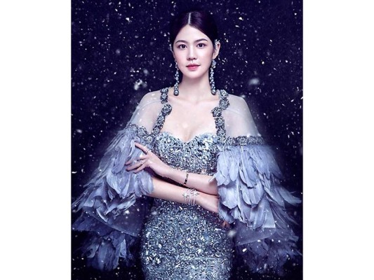Jiaxin Sun, Miss China. Es un apasionado de la comunicación y el desarrollo del liderazgo. Después de recibir una licenciatura en administración, se esforzó por vencer su miedo a hablar frente a la multitud y se convirtió en la presidenta de un club de oratoria bajo una organización sin fines de lucro llamada.