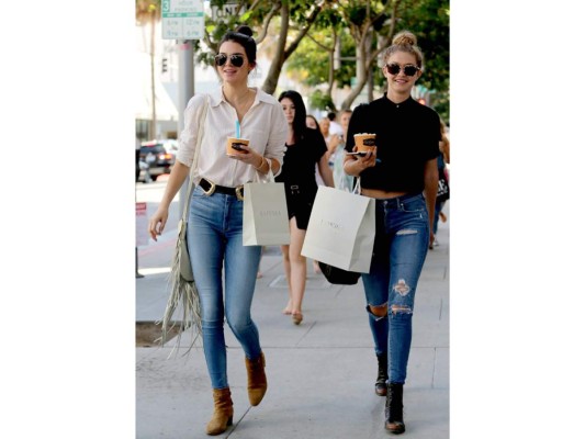 Y es que kendall Jenner no desaprovecha ninguna oportunidad, ni invitación cuando de compras se trata aquí con su amiga Gigi Hadid dos amigas vip.
