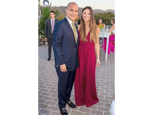 Eduardo Interiano y Lucía Chicas celebran boda a la orilla del mar   