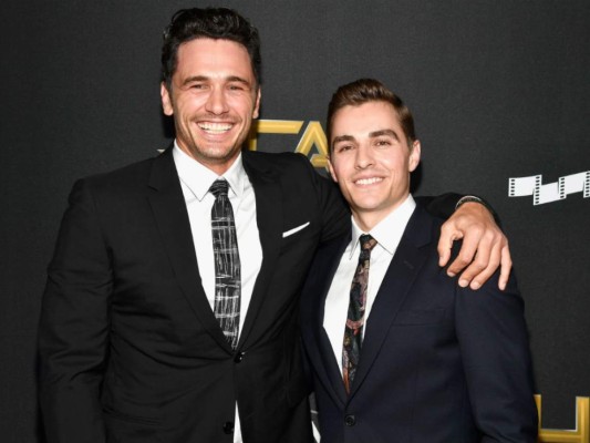 James y Dave Franco<br/>La única característica similar que encontrarán en ambos es que a los dos se les achinan los ojos al reírse. De lo contrario, difícilmente sabrías que son hermanos actores.<br/>