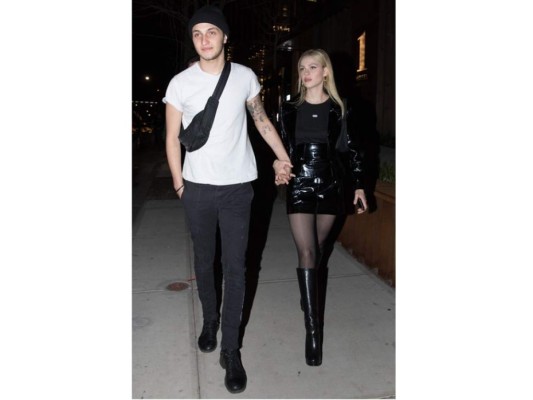 Anwar Hadid, hermano de Gigi, acompañado de su novia.